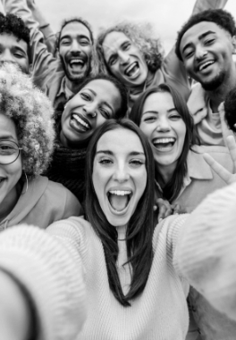 Selfie d'un groupe de jeunes